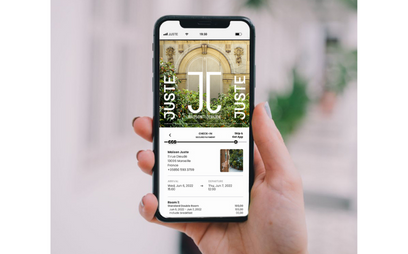 Maintenant un smartphone dont l'écran montre un enregistrement en ligne à l'hôtel Maison Juste sur l'application Aeroguest