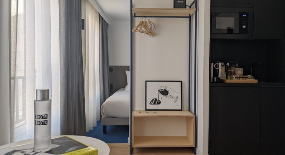 Moderne et lumineuse chambre d'hôtel pour quatre personnes Maison Juste Marseille
