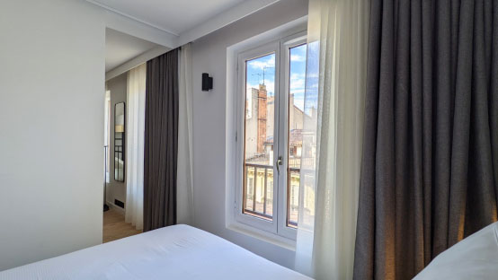 Moderne et lumineuse chambre d'hôtel pour quatre personnes avec un très grand lit double à Maison Juste Marseille