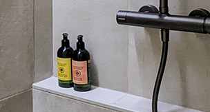 Maison Juste Marseille hôtel bouteilles de savon l'Occitane dans une douche à l'italienne
