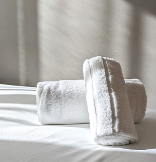 Maison Juste Marseille hôtel deux serviettes blanches posées sur un lit